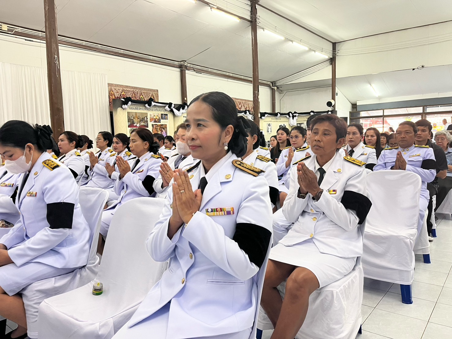 title - ส.ป.ก.เพชรบุรี ร่วมพิธีบําเพ็ญกุศลสตมวาร (๑๐๐ วัน) เพื่อถวายพระราชกุศลแด่ สมเด็จพระนางเจ้าสิริกิติ์ พระบรมราชินีนาถ พระบรมราชชนนีพันปีหลวง ณ วัดใหญ่สุวรรณาราม วรวิหาร ต.ท่าราบ อ.เมือง จ.เพชรบุรี
